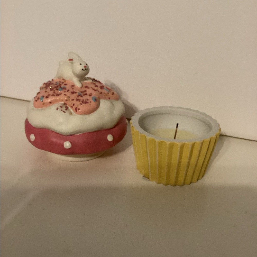 4/$15 🌻 Ceramic Bunny Cupcake Candle - Picture 4 of 6